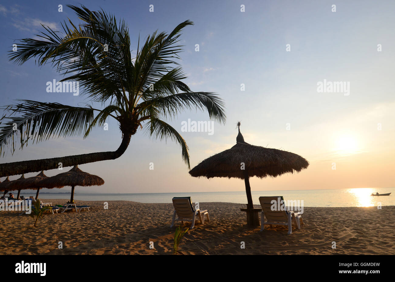 Presso il Beach sull'isola di Kho Khao a nord di Khao Lak, sul Mare delle Andamane, Thailandia, Asia Foto Stock