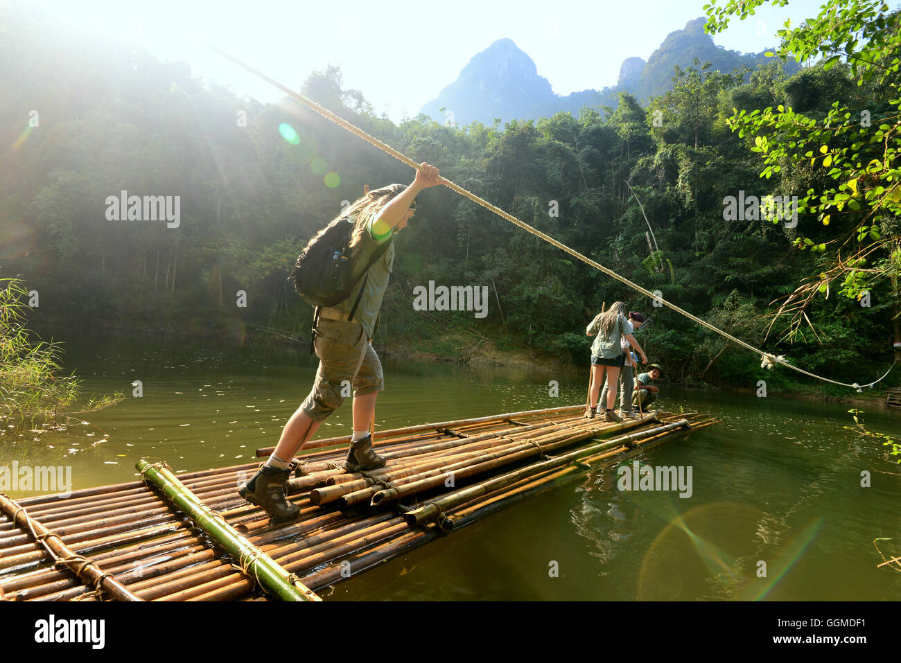 Escursionismo a Camp: Elephant Hills in Khao Sok National Park, Surat Thani, sud della Thailandia, Asien Foto Stock
