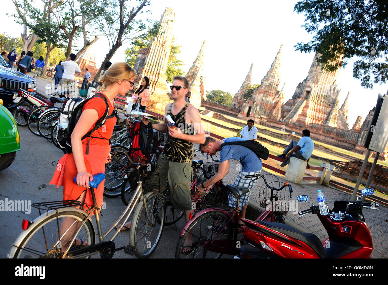I turisti al Wat Chai Wattanaram, buddista tempel nell'antica città di Ayutthaya, Thailandia Foto Stock