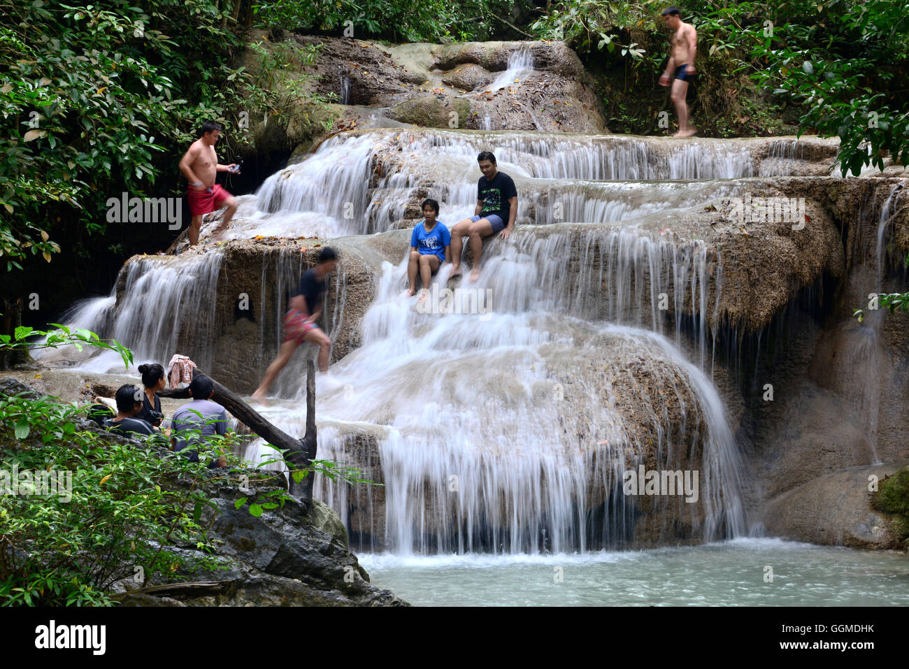La cascata nel Parco Nazionale di Erawan vicino a Kanchanaburi Thailandia Foto Stock