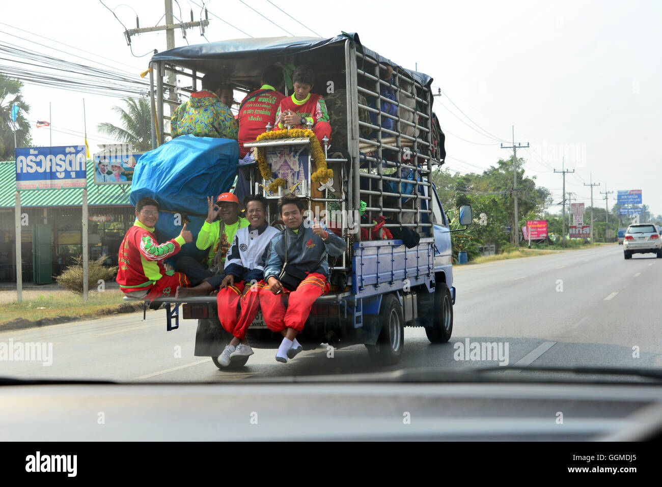 Sulla strada statale nei pressi di Cha Am nei pressi di Hua Hin, centro-thailandia, tailandia Foto Stock