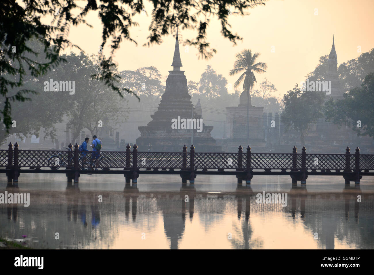 Wat Tranpang Ngoen e di riflessione in un lago, Old-Sukhothai, Thailandia Foto Stock