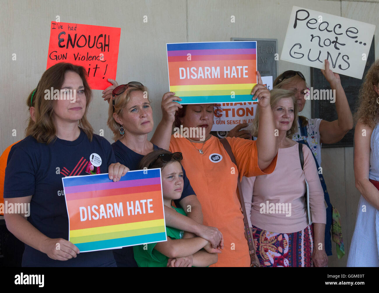 Tenere gli attivisti anti-gun segni di violenza al rally al di fuori AFL-CIO sede a Austin, Texas, dotate di vittime di violenza pistola Foto Stock