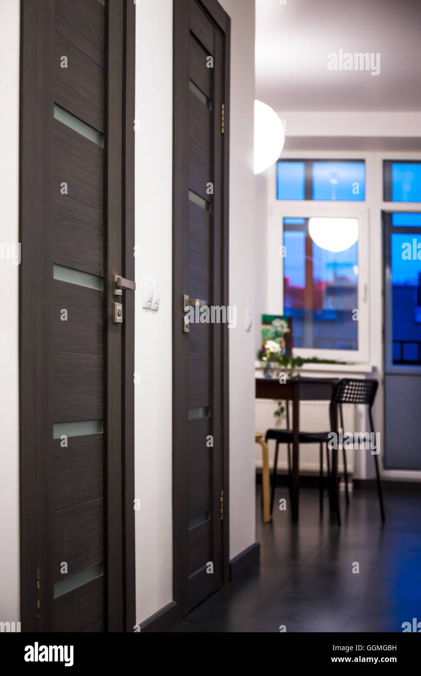 Stile minimalista interno della hall in moderno appartamento in serata. Foto Stock