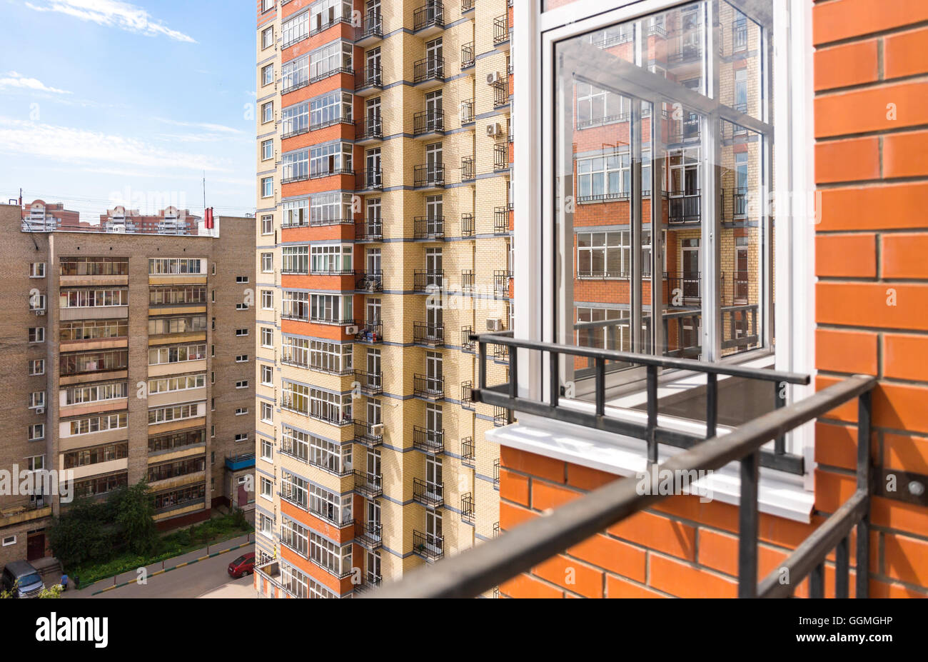 La vista dal balcone in un edificio alto e moderno Foto Stock