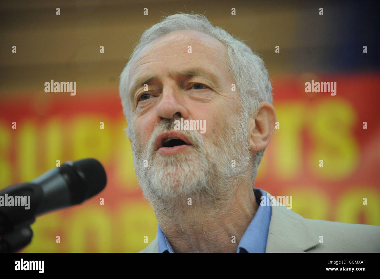 Swansea, Wales, Regno Unito. 5 Ago, 2016. Jeremy Corbyn come egli visite Swansea, Galles del Sud per i sostenitori di indirizzo come egli mira a proseguire come leader del partito laburista. Foto Stock