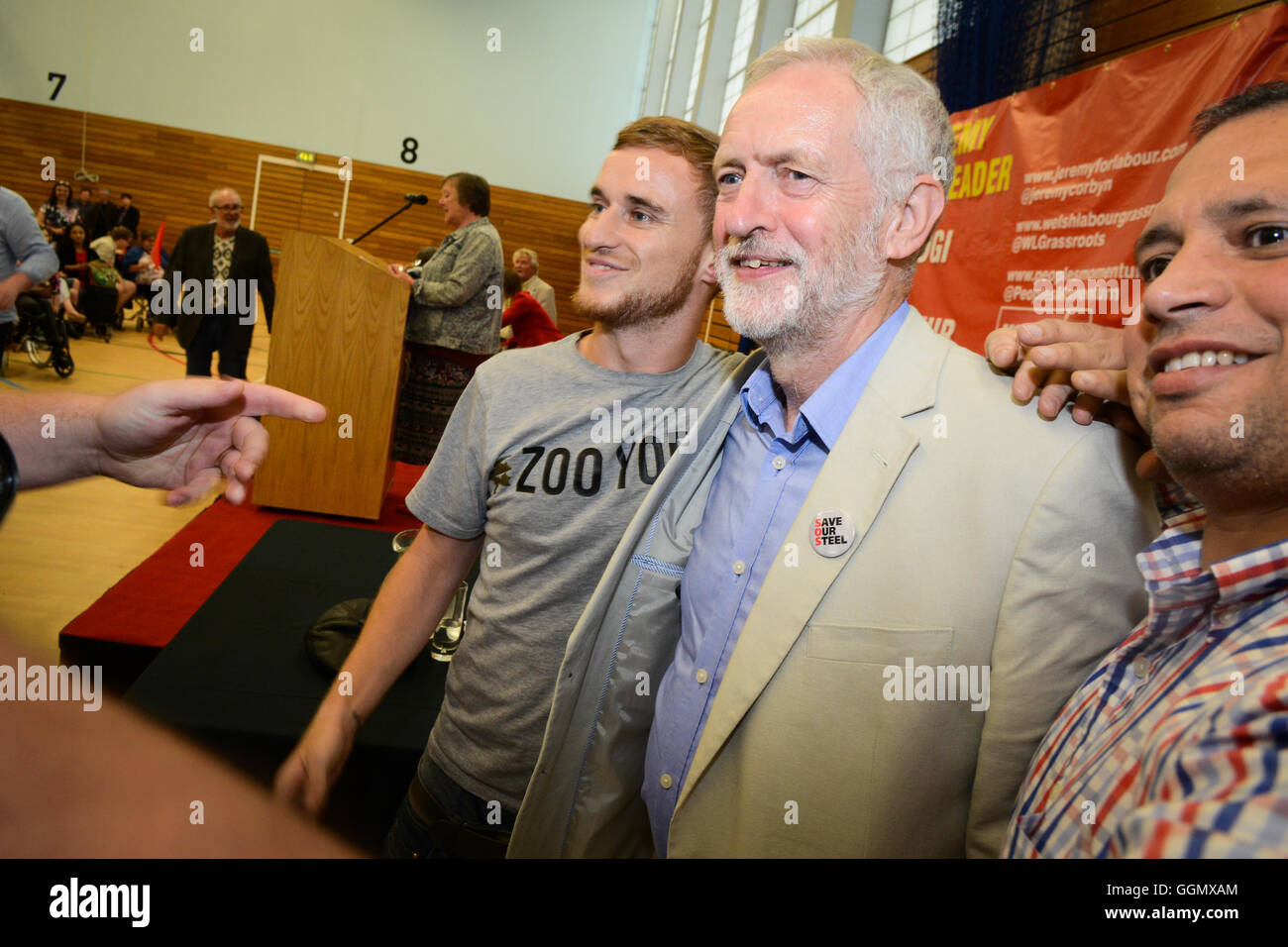 Swansea, Wales, Regno Unito. 5 Ago, 2016. Jeremy Corbyn come egli visite Swansea, Galles del Sud per i sostenitori di indirizzo come egli mira a proseguire come leader del partito laburista. Foto Stock