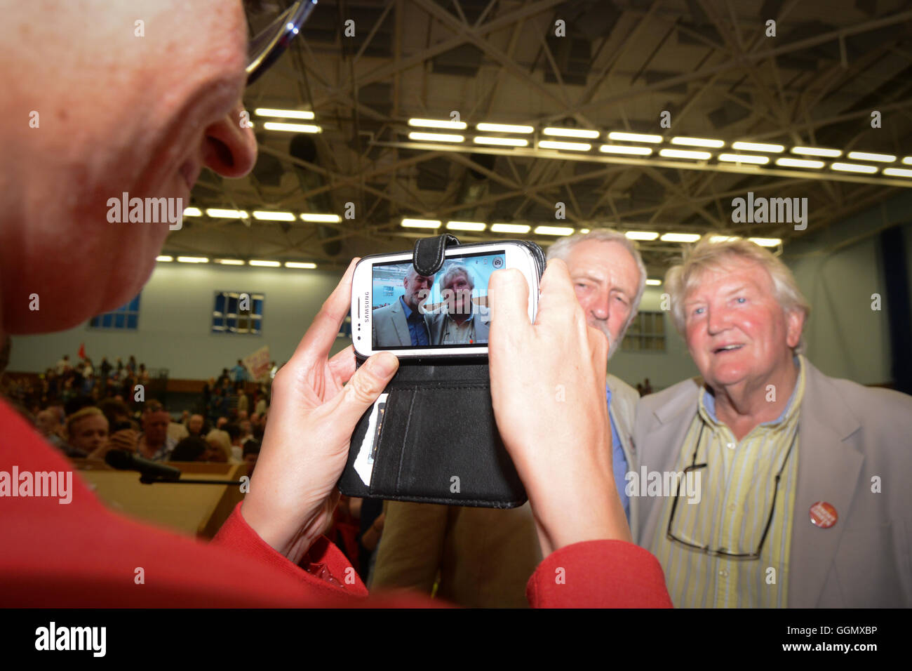 Swansea, Wales, Regno Unito. 5 Ago, 2016. Jeremy Corbyn come egli visite Swansea, Galles del Sud per i sostenitori di indirizzo come egli mira a proseguire come leader del partito laburista. Foto Stock