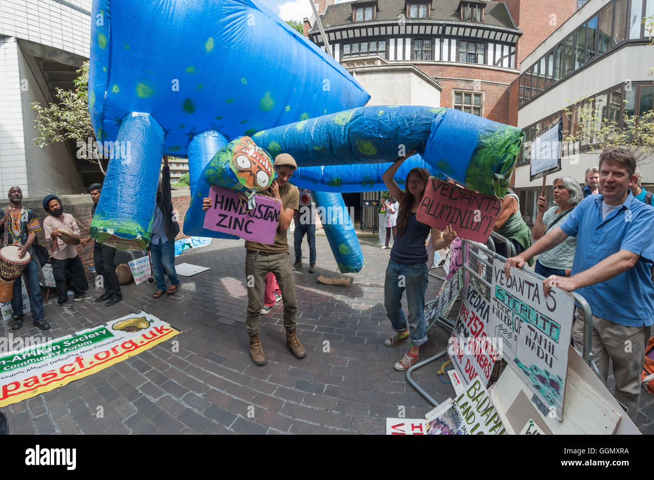 Londra, Regno Unito. 5 agosto 2016. Gli attivisti a Vedanta AGM ha proseguito la lotta della comunità di tutto il mondo contro il gigante minerario, 69% di proprietà del miliardario presidente Anil Agarwal e la sua famiglia con un rumoroso protestare fuori incluidng un gonfiabile gigante la Vedanta Monster'. La società è stata dichiarata colpevole di inquinamento delle acque in Zambia avvelenamento fino a 40.000 persone nel 2006, e vaste frodi fiscali sono state scoperte. Credito: Peter Marshall / Alamy Live News Foto Stock