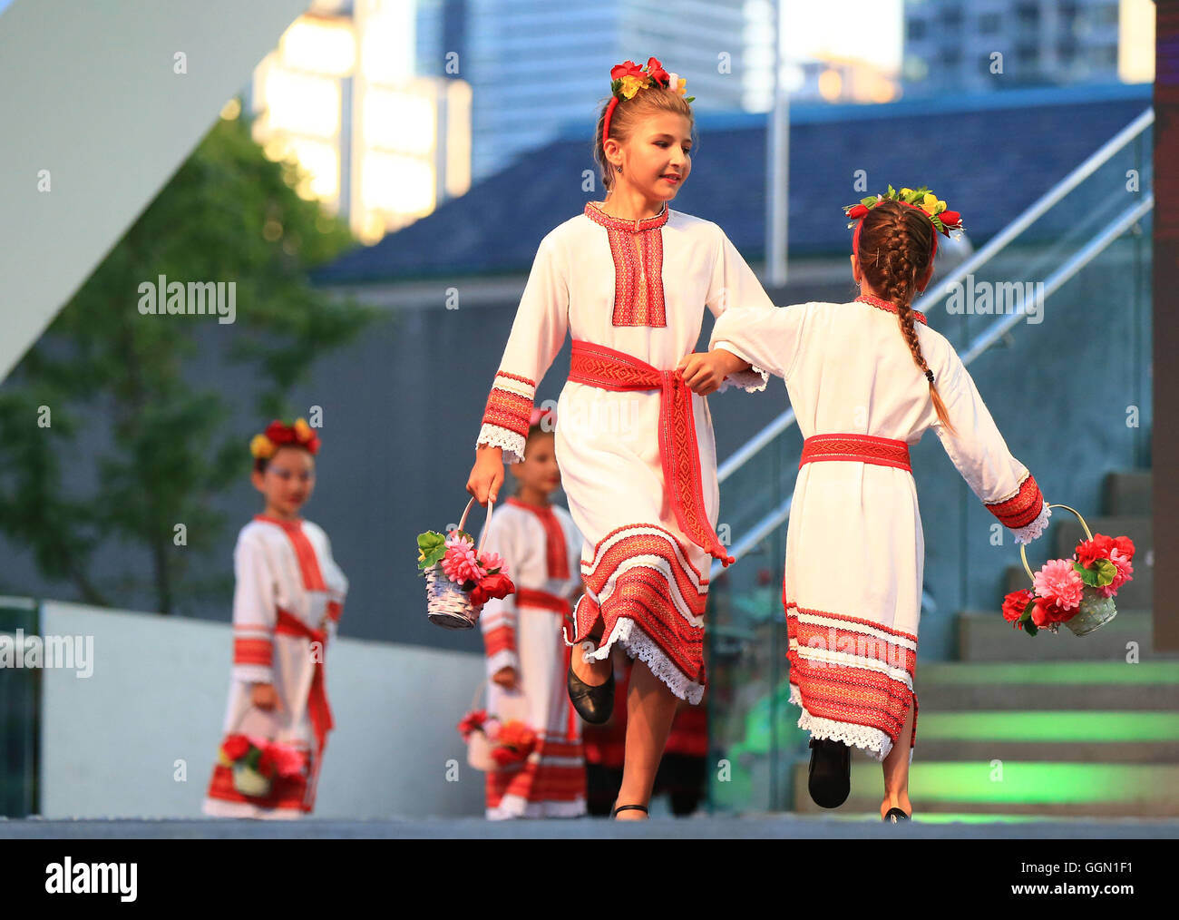 Toronto, Canada. 5 Ago, 2016. I giovani ballerini eseguono sul palco durante il 2016 Toronto International Youth Festival di danza a Nathan Phillips Square a Toronto in Canada, e il Agosto 5, 2016. © Zou Zheng/Xinhua/Alamy Live News Foto Stock