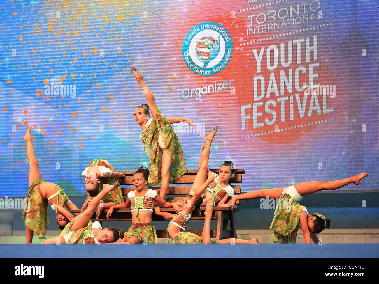 Toronto, Canada. 5 Ago, 2016. Ballerini eseguono sul palco durante il 2016 Toronto International Youth Festival di danza a Nathan Phillips Square a Toronto in Canada, e il Agosto 5, 2016. © Zou Zheng/Xinhua/Alamy Live News Foto Stock