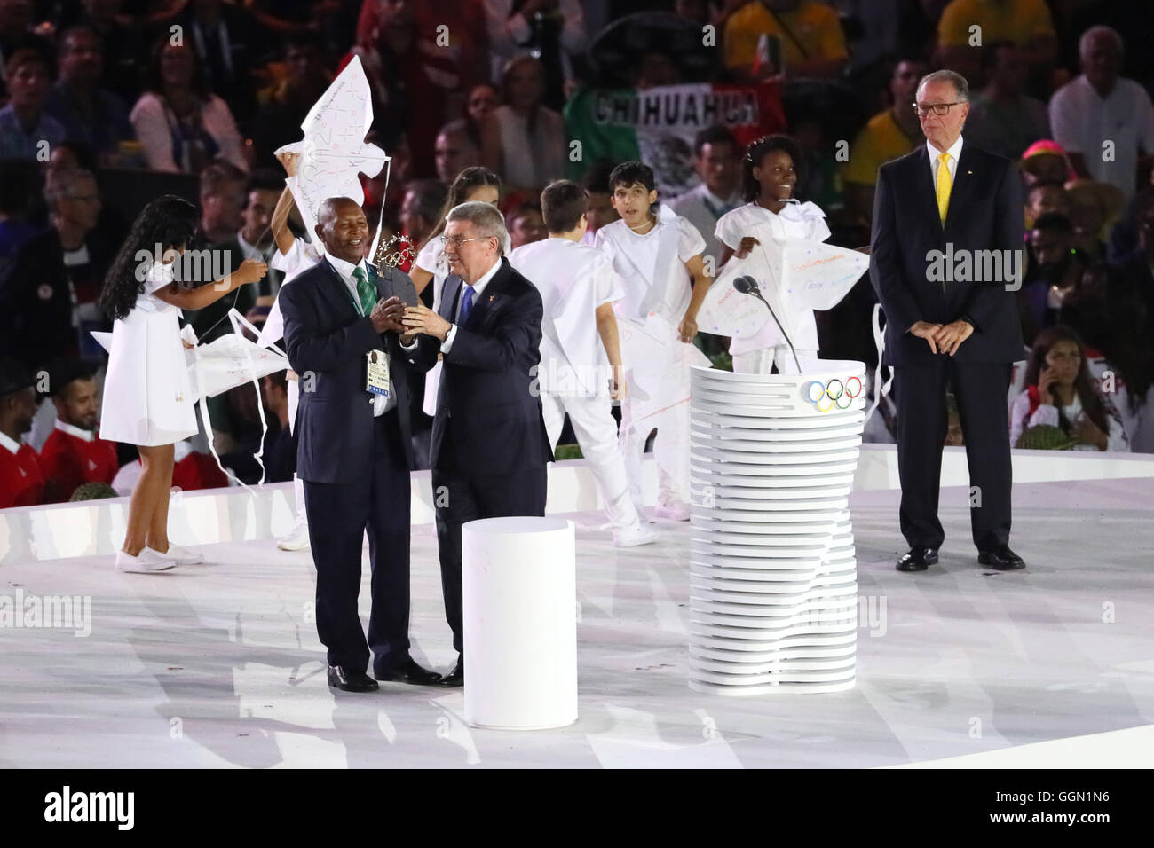 Rio de Janeiro, Brasile. 5 agosto 2016. (L-R) Kipchoge Keino, Thomas Bach, Carlos Arthur Nuzman, 5 agosto 2016 : alla cerimonia di apertura per Maracana durante il Rio 2016 Giochi Olimpici di Rio de Janeiro in Brasile. Credito: Giovanni Osada AFLO/sport/Alamy Live News Foto Stock
