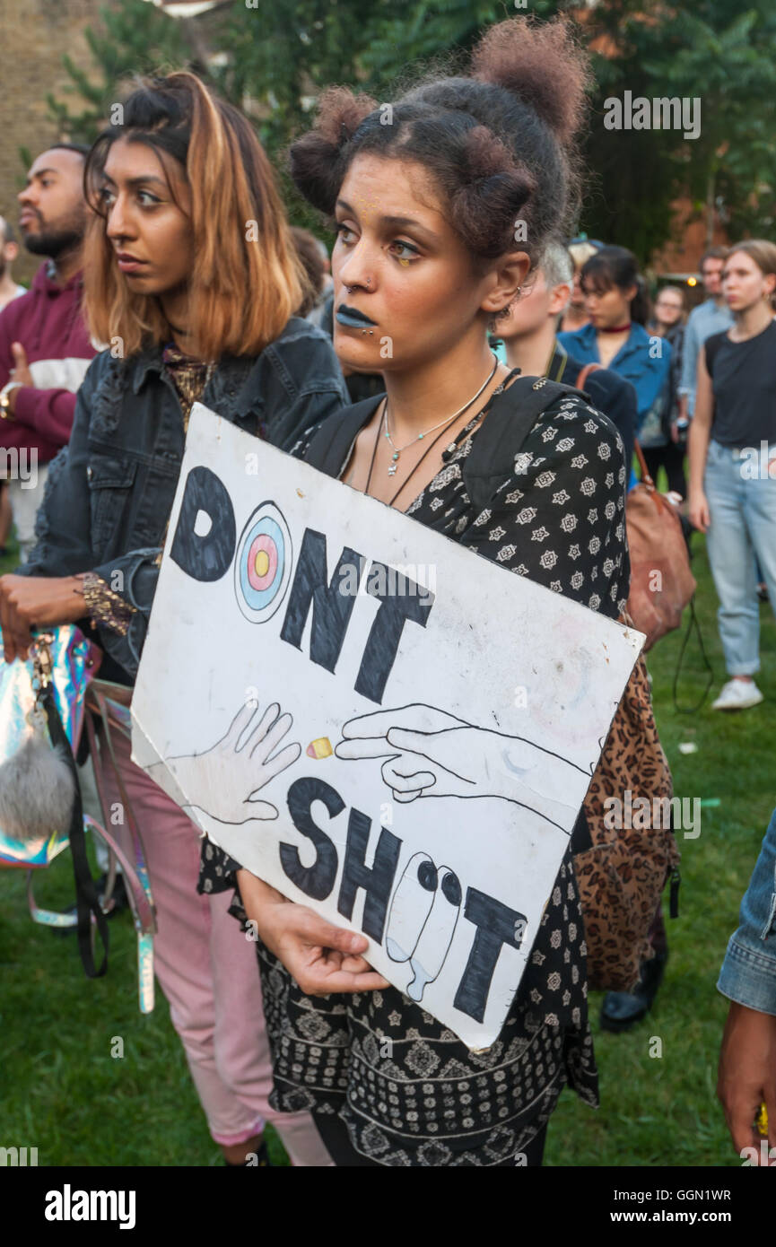 Londra, Regno Unito. 5 agosto 2016. Cinque anni e un giorno dopo l uccisione di Mark Duggan una grande folla si riunisce in Altab Ali parco nella zona est di Londra per commemorare il Regno Unito molte vittime della violenza di Stato, compresi Duggan, Sarah Reed, Mzee Mohammed, Jermaine Baker, Sean Rigg, Leon Patterson Kingsley Burrell e oltre 1500 altri, sproporzionatamente nero, dal 1990. L'evento, chiamato da BLMUK, una comunità di movimento non è affiliato con alcun partito politico, chiamato per la giustizia e la fine racialised sessismo, classism e l'omofobia e una nuova politica basata sulla comunità di difesa e di resilienza. Foto Stock