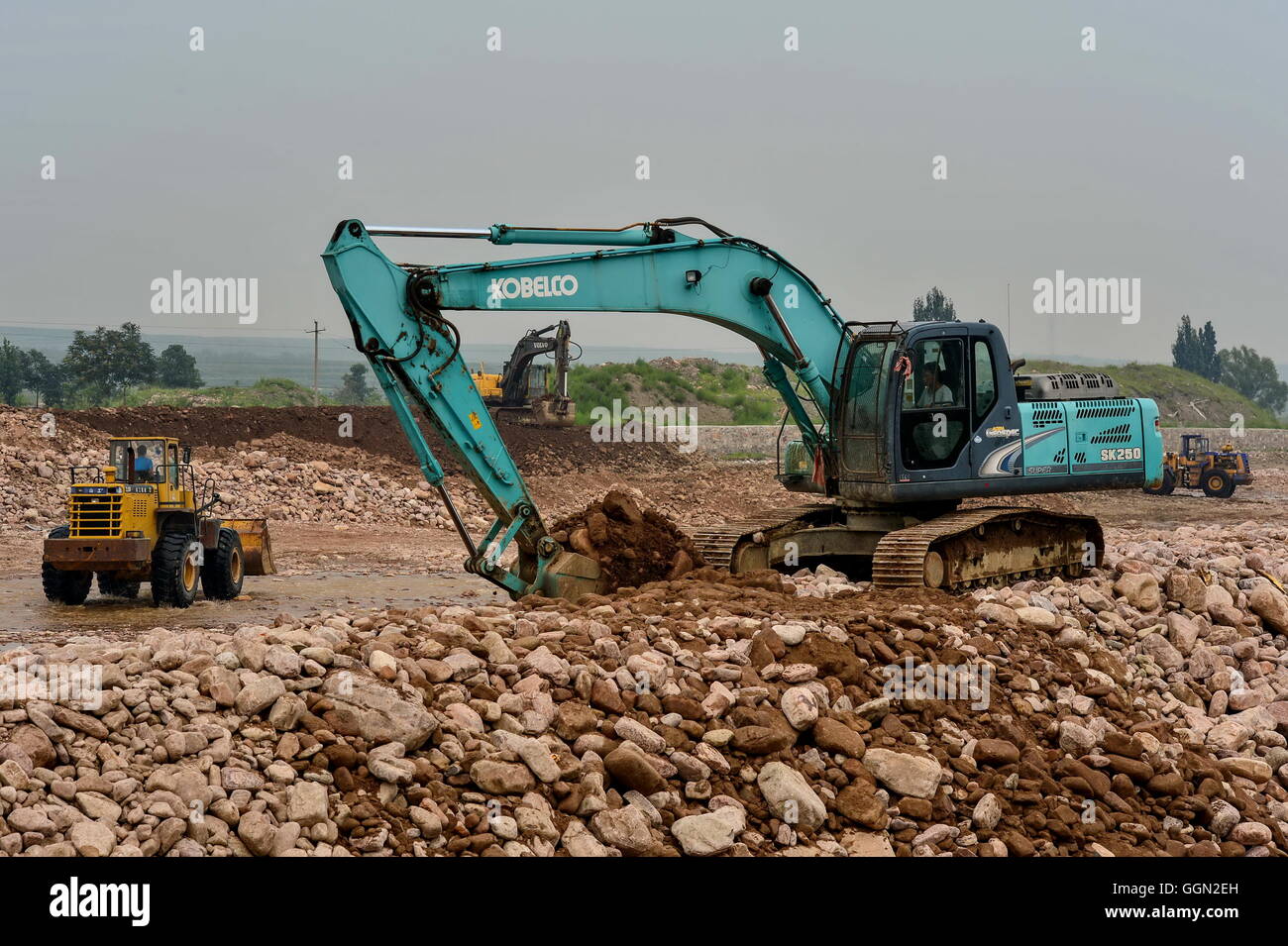 Xingtai cinese nella provincia di Hebei. Il 6 agosto, 2016. Grandi macchinari dragare le vie navigabili e rafforzare dighe e sbarramenti Cejing nel villaggio di Shahe, città del nord della Cina nella provincia di Hebei, il 6 agosto 2016. Shahe fu colpito dalla pioggia pesante dal luglio 19. Il governo locale ha approvato una serie di post-emergenza misure di ricostruzione per aiutare gli abitanti a tornare alla loro vita normale non appena possibile. © UM Yu/Xinhua/Alamy Live News Foto Stock