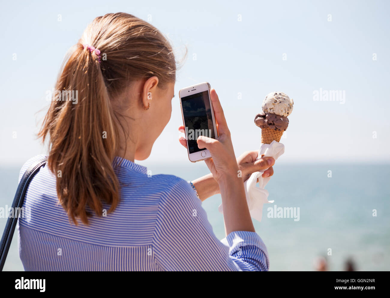 Bournemouth Dorset, Regno Unito il 6 agosto 2016. Giovane donna in riva al mare su un glorioso giorno caldo e soleggiato di scattare una foto di gelato prima di scomparire a Bournemouth Beach! Credito: Carolyn Jenkins/Alamy Live News Foto Stock