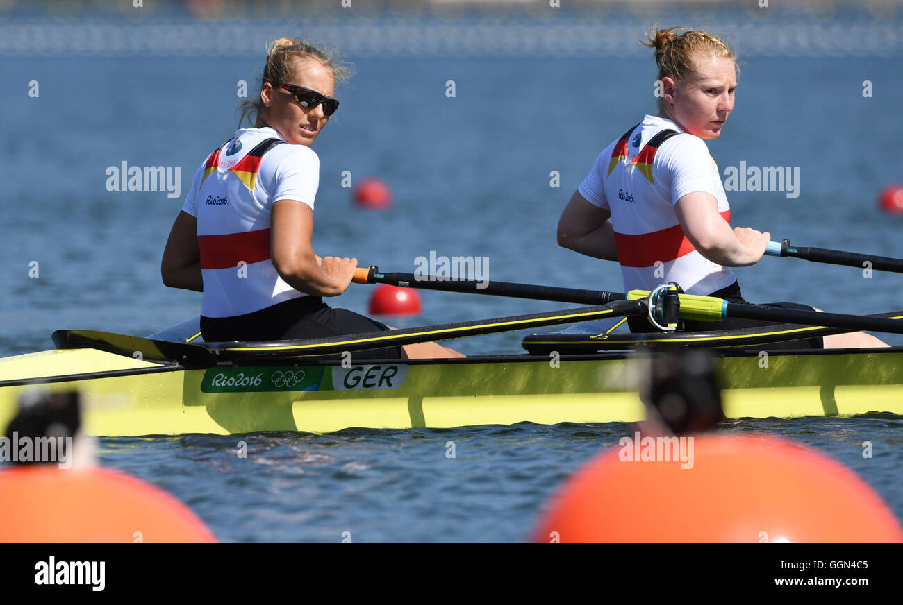 Rio de Janeiro, Brasile. 6 agosto 2016. Marie Catherine-Arnold (L) e Mareike Adams (R) della Repubblica federale di Germania in azione durante la donna skiff doppio riscalda del Rio 2016 Giochi Olimpici presso l'attrezzoin la Lagoa Rodrigo de Freitas stadium, Rio de Janeiro in Brasile il 06 agosto 2016. Foto: Soeren Stache/dpa Credito: dpa picture alliance/Alamy Live News Foto Stock