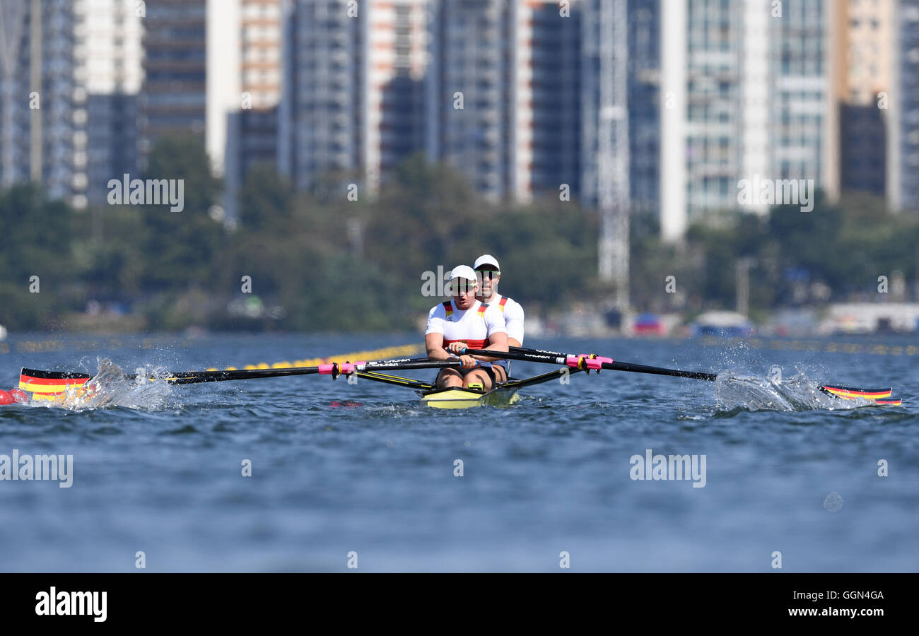 Rio de Janeiro, Brasile. 6 agosto 2016. Marcel Hacker (L) e Stephan Krueger della Germania in azione durante gli uomini doppio skiff riscalda del Rio 2016 Giochi Olimpici presso l'attrezzoin la Lagoa Rodrigo de Freitas stadium, Rio de Janeiro in Brasile il 06 agosto 2016. Foto: Soeren Stache/dpa Credito: dpa picture alliance/Alamy Live News Foto Stock