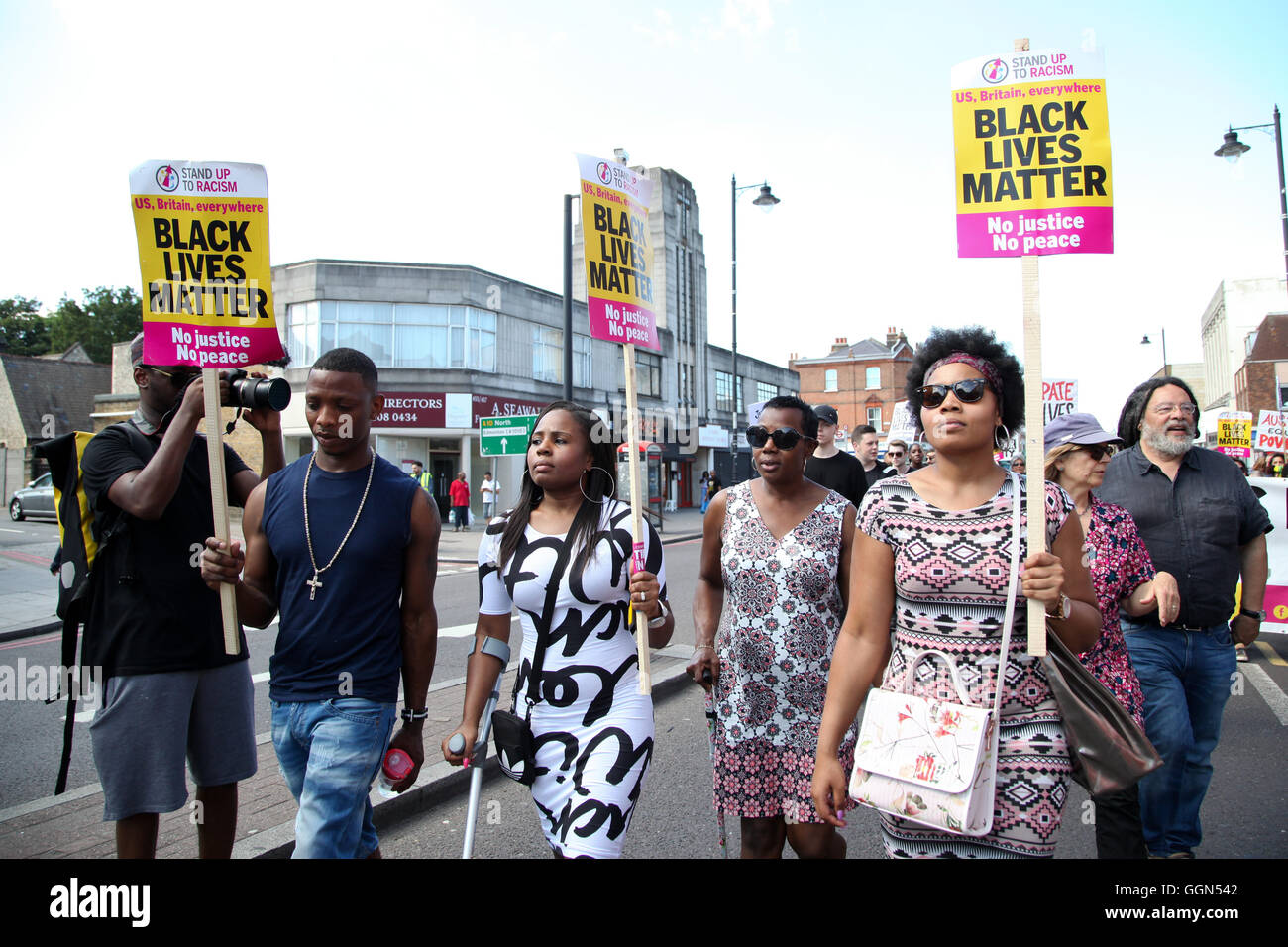 North London UK Agosto 2016 - Gli amici e i familiari di Mark Duggan fuori Tottenham stazione di polizia. Tottemham membri di comunità ricorda al di fuori di Tottenham stazione di polizia. 6 agosto 2016 segna il quinto anniversario del 2011 Tottenham tumulti, che sono seguite dalla ripresa di Mark Duggan. Credito: Dinendra Haria/Alamy Live News Foto Stock