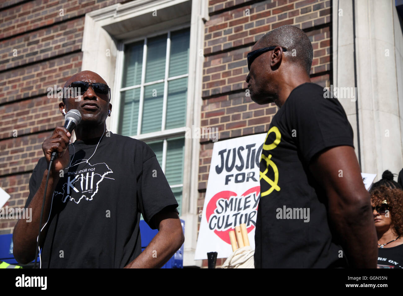 North London UK Agosto 2016 - Gli amici e i familiari di Mark Duggan fuori Tottenham stazione di polizia. Tottemham membri di comunità ricorda al di fuori di Tottenham stazione di polizia. 6 agosto 2016 segna il quinto anniversario del 2011 Tottenham tumulti, che sono seguite dalla ripresa di Mark Duggan. Credito: Dinendra Haria/Alamy Live News Foto Stock