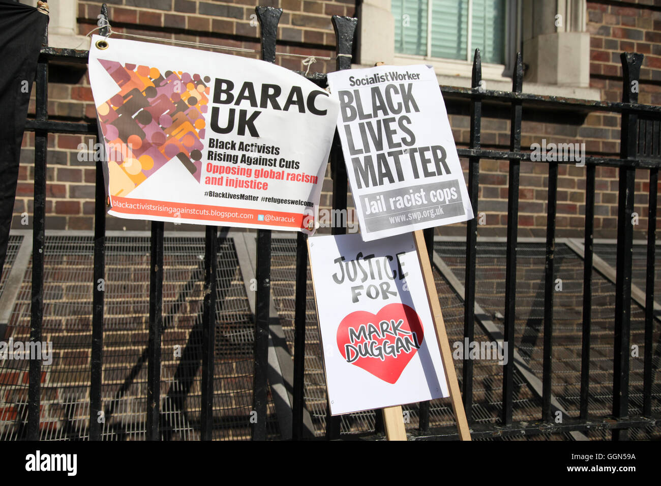 North London UK Agosto 2016 - Gli amici e i familiari di Mark Duggan fuori Tottenham stazione di polizia. Tottemham membri di comunità ricorda al di fuori di Tottenham stazione di polizia. 6 agosto 2016 segna il quinto anniversario del 2011 Tottenham tumulti, che sono seguite dalla ripresa di Mark Duggan. Credito: Dinendra Haria/Alamy Live News Foto Stock