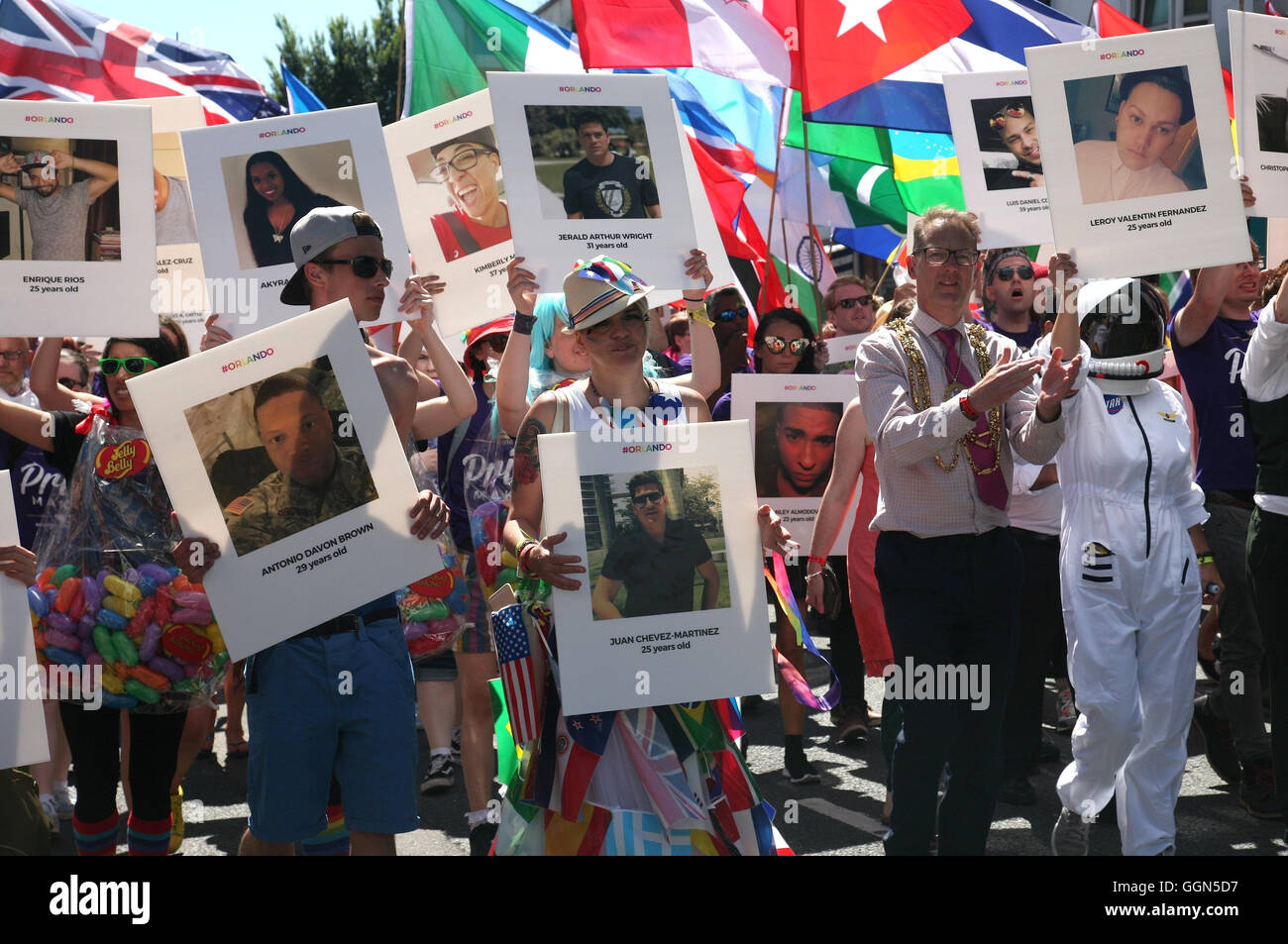 Brighton, Gran Bretagna. 06 Ago, 2016. I partecipanti in un Gay Pride Parade tenere i poster con le foto delle vittime del massacro di Orlando, Stati Uniti d'America in Brighton, Gran Bretagna, 06 agosto 2016. Foto: Bill Smith/dpa/Alamy Live News Foto Stock