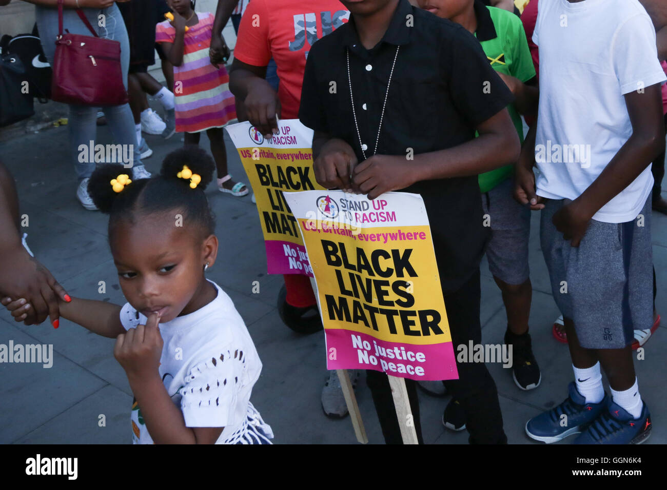 Londra, Regno Unito. Il 6 agosto, 2016. I manifestanti si raccolgono al di fuori di Tottenham stazione di polizia per interventi di segnare il quinto anniversario di Mark Duggan morte del credito: Thabo Jaiyesimi/Alamy Live News Foto Stock