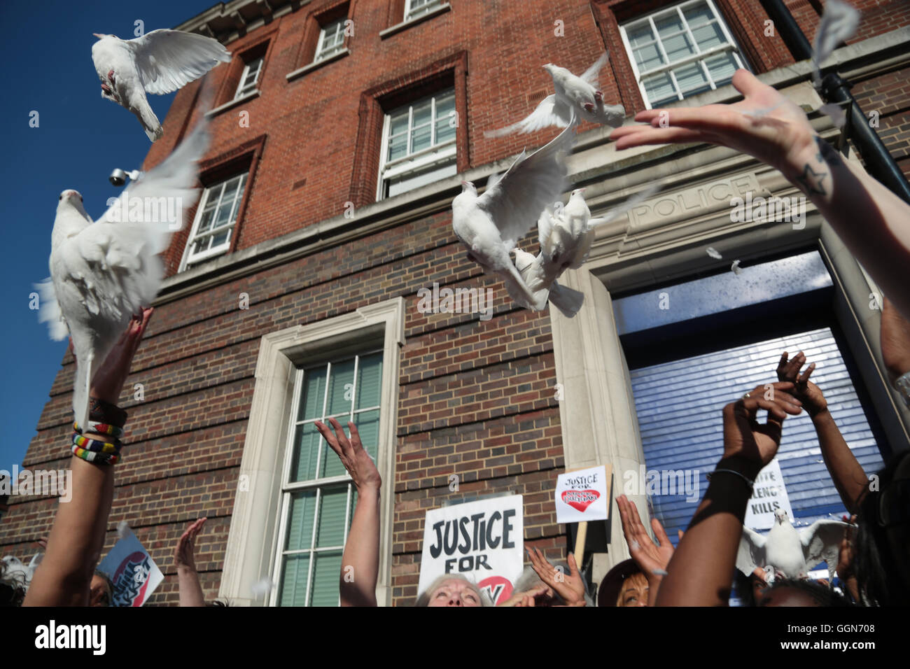Londra, Regno Unito. Il 6 agosto, 2016. I manifestanti colombe di rilascio al di fuori di Tottenham stazione di polizia a segnare il quinto anniversario di Mark Duggan della morte. Credito: Thabo Jaiyesimi/Alamy Live News Foto Stock