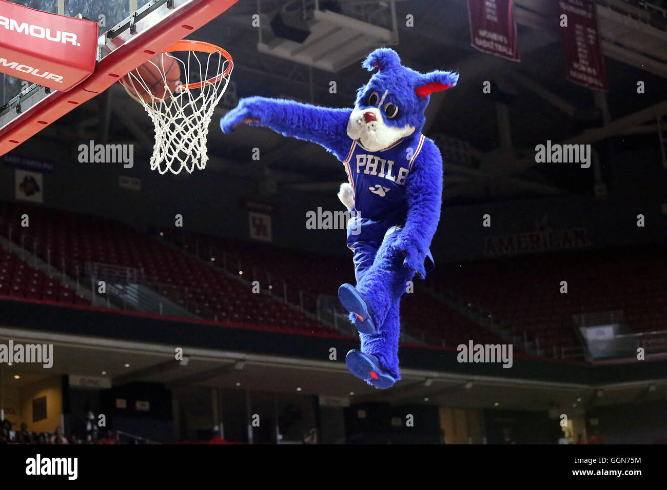 PHILADELPHIA, PA - 5 agosto : La mascotte raffigurato all'Allen Iverson Celebrity Gioco di basket presso la Temple University's Liacouras Center di Philadelphia, Pa su Agosto 5, 2016 Photo credit Star Shooter/MediaPunch Foto Stock