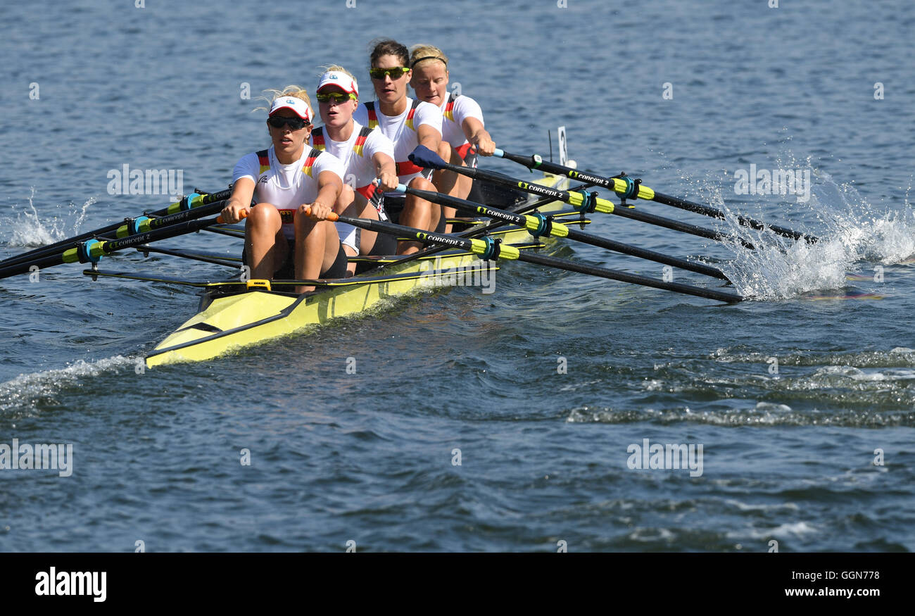 Rio de Janeiro, Brasile. 06 Ago, 2016. (R-L) Annekarin Thiele, Carina Baer, Julia Lier e Lisa Schmidla della Germania durante la donna Quadruple skiff canottaggio riscalda del Rio 2016 Giochi Olimpici presso l'attrezzoin la Lagoa Rodrigo de Freitas stadium, Rio de Janeiro in Brasile il 06 agosto 2016. Foto: Soeren Stache/dpa Credito: dpa picture alliance/Alamy Live News Foto Stock