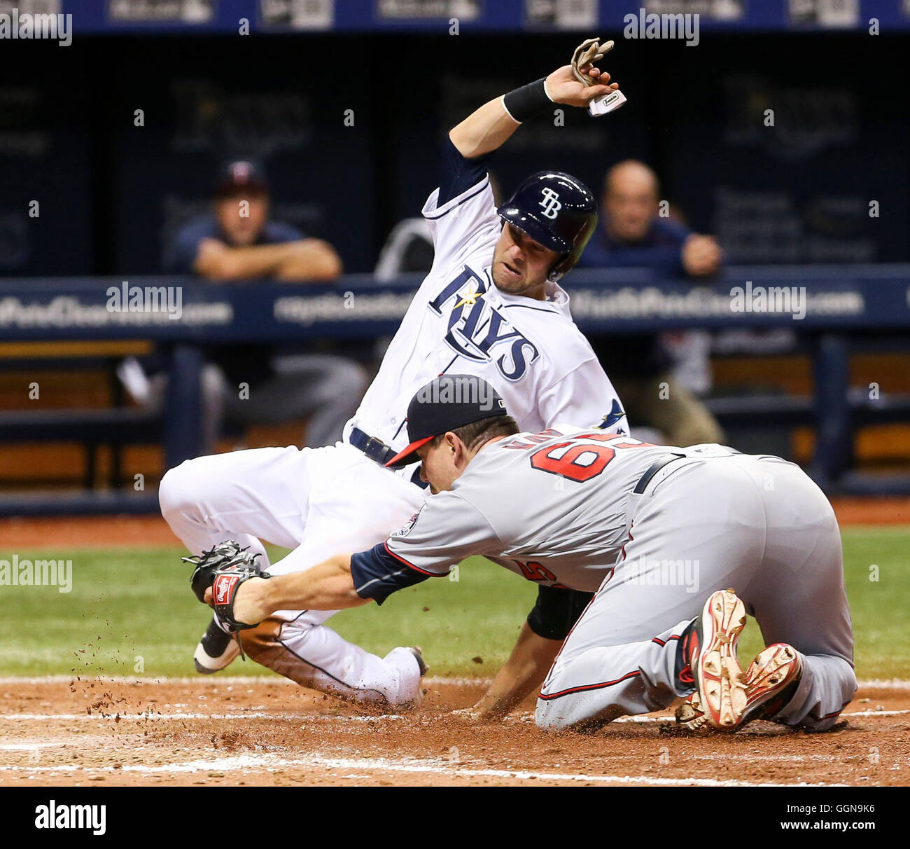 San Pietroburgo, Florida, Stati Uniti d'America. Il 6 agosto, 2016. Sarà VRAGOVIC | Orari.Tampa Bay Rays sinistra fielder Nick Franklin (2) punteggi sul passo selvatico da Minnesota Twins relief pitcher Trevor maggio (65) nella sesta inning di gioco tra il Minnesota Twins e il Tampa Bay Rays in campo Tropicana a San Pietroburgo, Fla. sabato il 6 agosto 2016. Credito: Sarà Vragovic/Tampa Bay volte/ZUMA filo/Alamy Live News Foto Stock