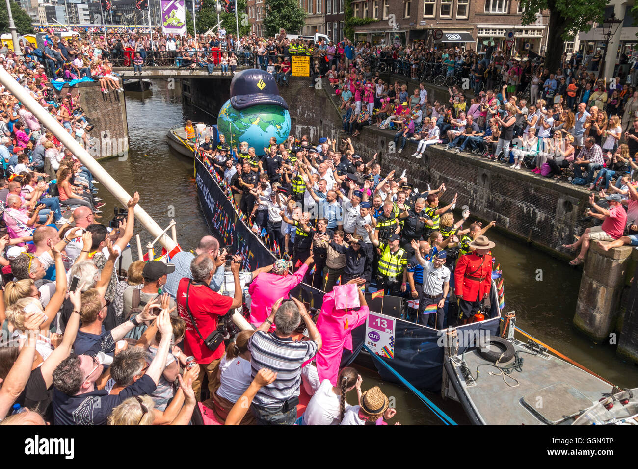 Amsterdam, Paesi Bassi. Ago 6th, 2016. L annuale Amsterdam Gay Pride Canal parata è stata una edizione speciale perché Amsterdam ospita EuroPride di quest'anno. Folle immense applauditi 80 barche lungo il canale Prinsengracht e il fiume Amstel. Credito: Wiskerke/Alamy Live News Foto Stock