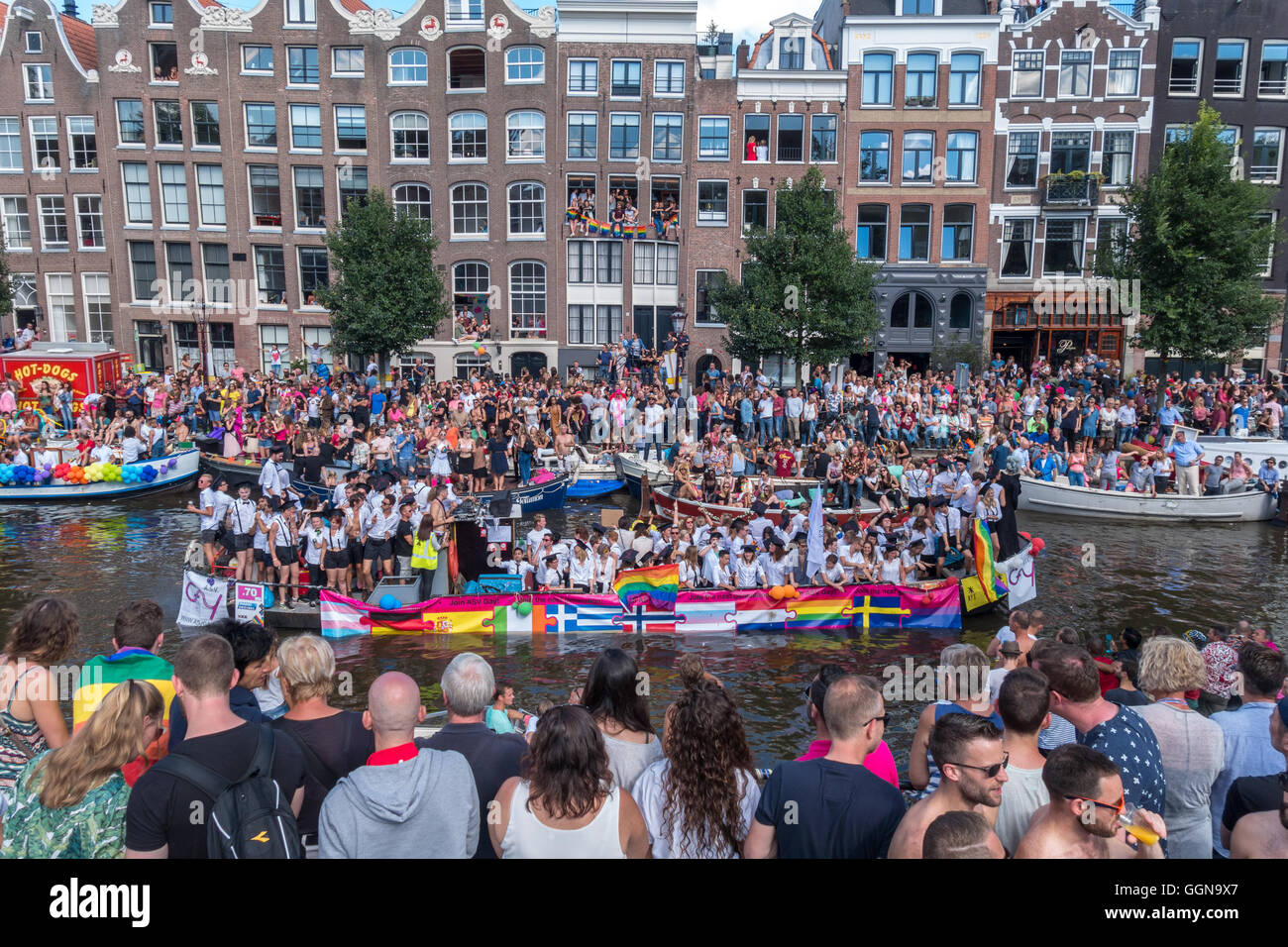 Amsterdam, Paesi Bassi. Ago 6th, 2016. L annuale Amsterdam Gay Pride Canal parata è stata una edizione speciale perché Amsterdam ospita EuroPride di quest'anno. Folle immense applauditi 80 barche lungo il canale Prinsengracht e il fiume Amstel. Credito: Wiskerke/Alamy Live News Foto Stock