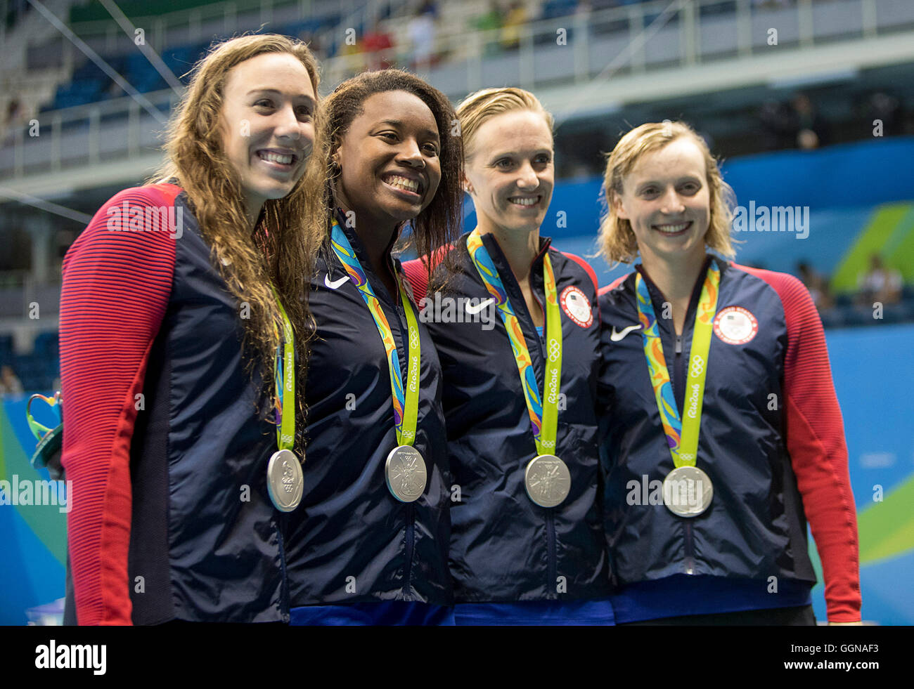 Rio de Janeiro, Brasile. Il 6 agosto, 2016. Abbazia di nuotatori WEITZEIL, SIMONE MANUEL, DANA VOLLMER e KATIE LEDECKY (USA) mostra le loro medaglie d argento durante la cerimonia per la donna 4x100-meter freestyle finale durante le gare di nuoto giochi olimpici estivi. © Paul Kitagaki Jr./ZUMA filo/Alamy Live News Foto Stock