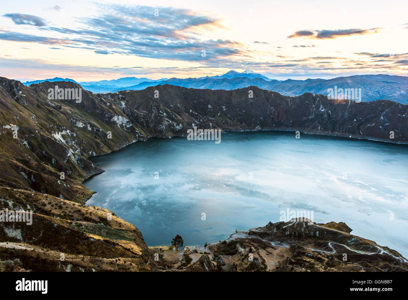 Ilinizas vulcani sotto la laguna di Quilotoa, Ande. Ecuador. Foto Stock