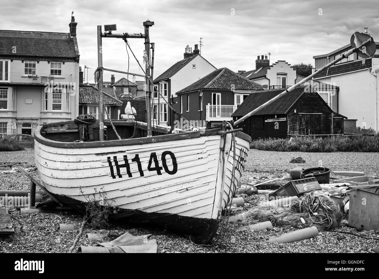 Tradizionale barca da pesca sulla spiaggia di Aldeburgh Foto Stock