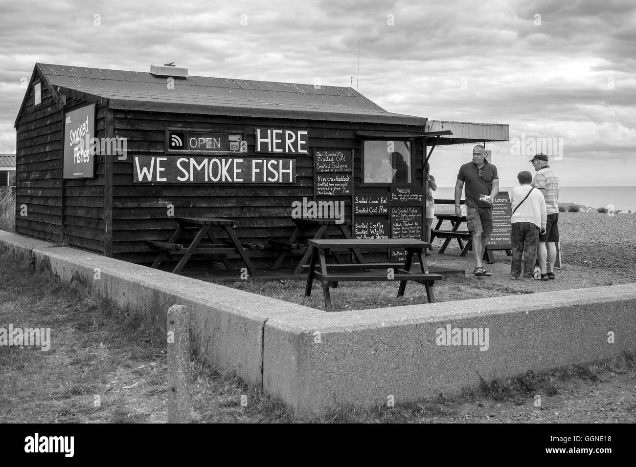 In legno antico negozio di pesce sulla spiaggia di Aldeburgh Foto Stock