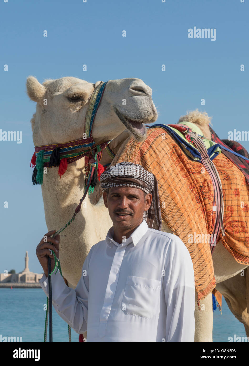 Medio Orientale con uomo cammello vicino alla città Foto Stock
