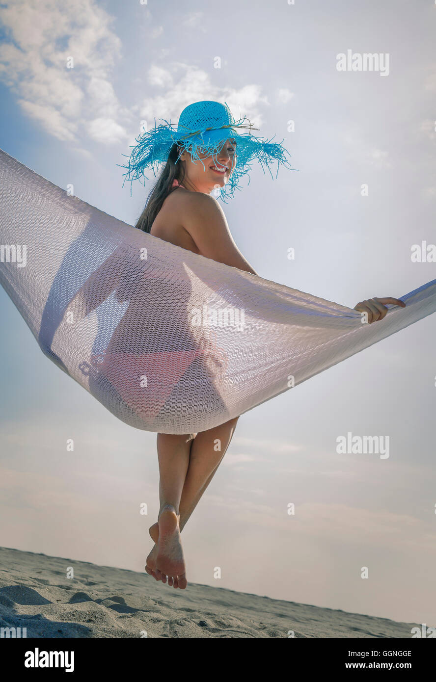 La donna caucasica in amaca in spiaggia Foto Stock