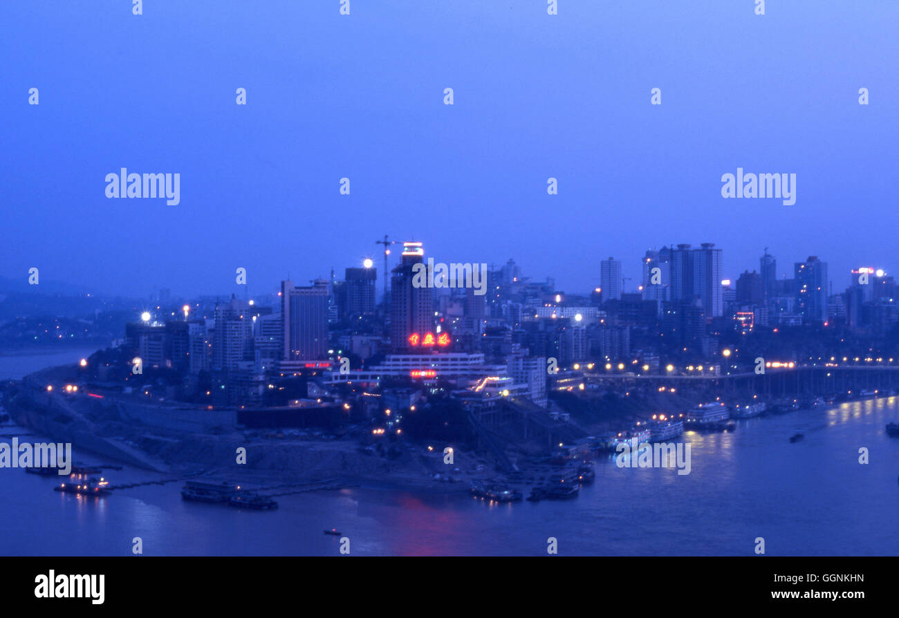 Skyline di Chongqing Cina. Oggi, il Chongqing più ampia area metropolitana è casa di 11 milioni di persone. Foto Stock