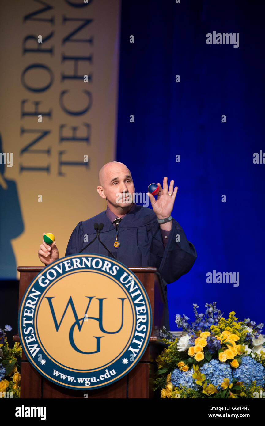 Altoparlante a podio durante la cerimonia di inizio per il Western governatori University in Orlando, FL Foto Stock