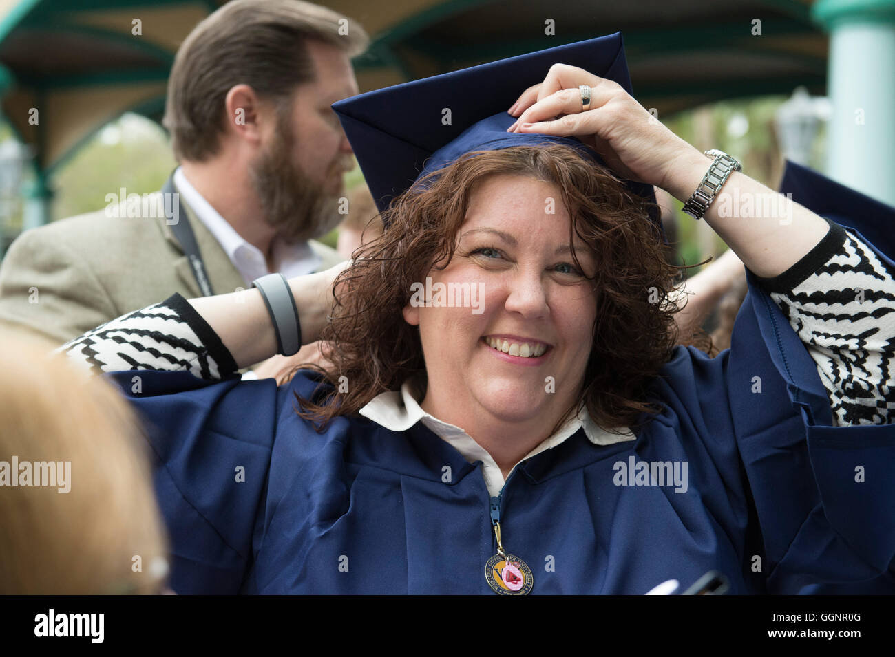 Western governatori laurea universitaria regola candidato mortarboard prima dell inizio cerimonia inizia a Orlando in Florida. Foto Stock