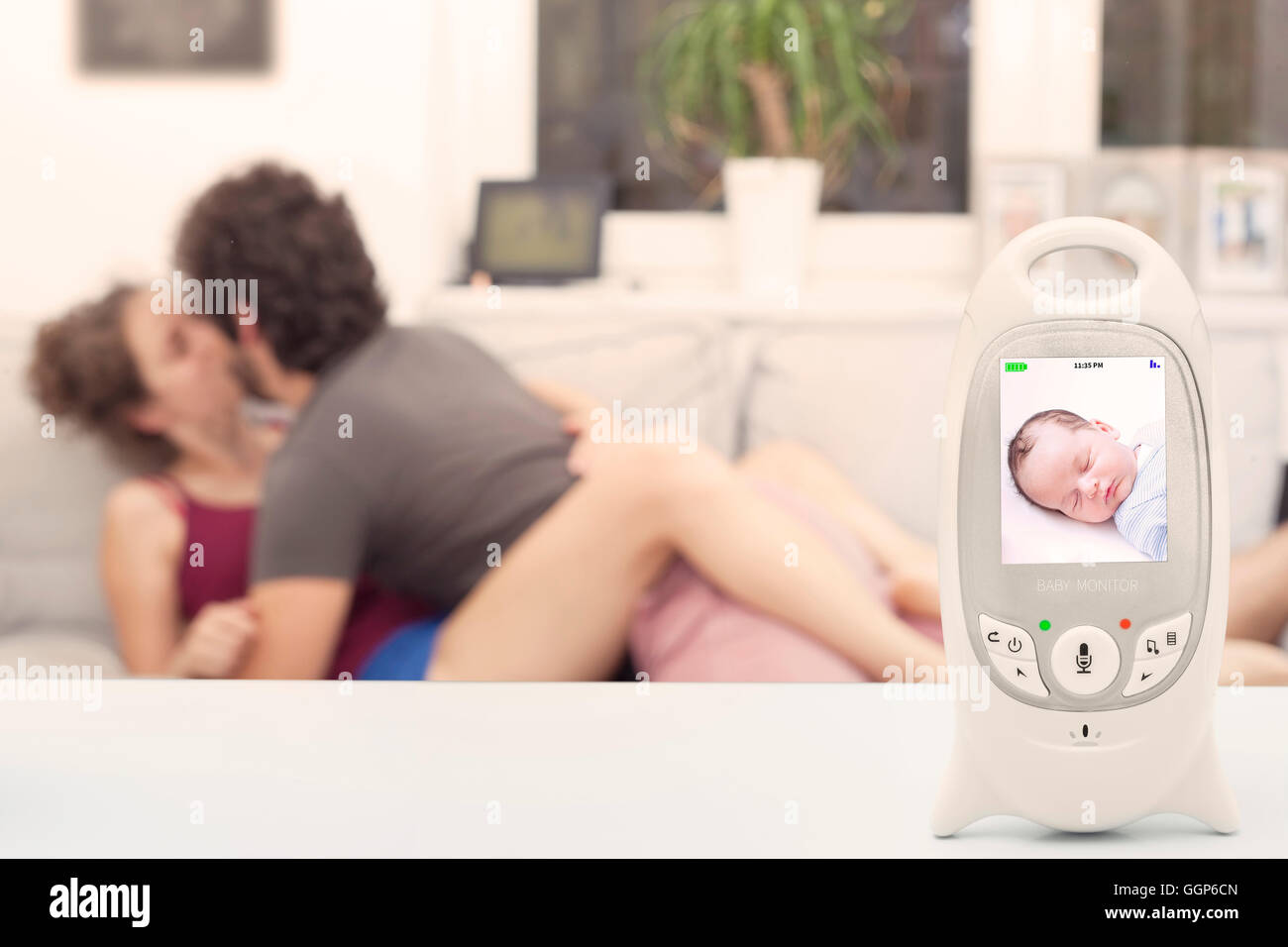 Babysitter disattento non controllare il bambino sul monitor Foto Stock