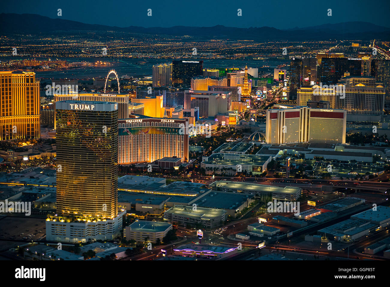 Vista aerea del paesaggio urbano illuminato, Las Vegas, Nevada, Stati Uniti, Foto Stock