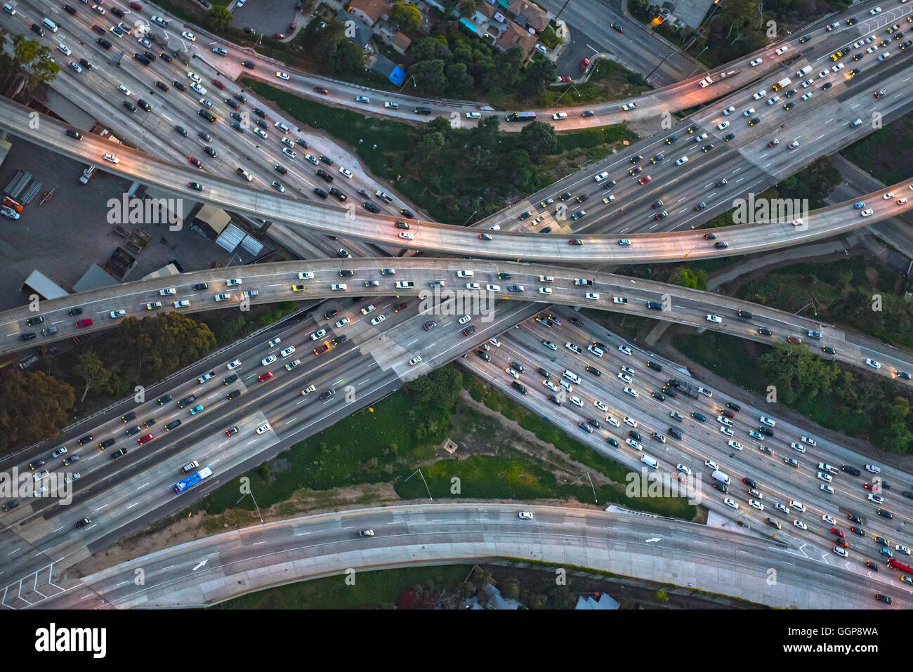 Vista aerea di interscambio autostradale nel paesaggio urbano Foto Stock