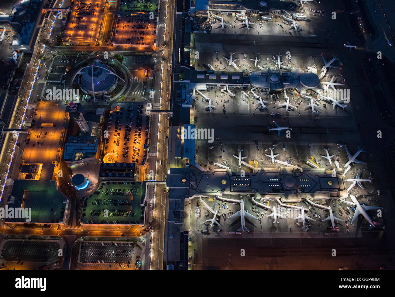 Vista aerea di aerei parcheggiati in cancelli di airport Foto Stock