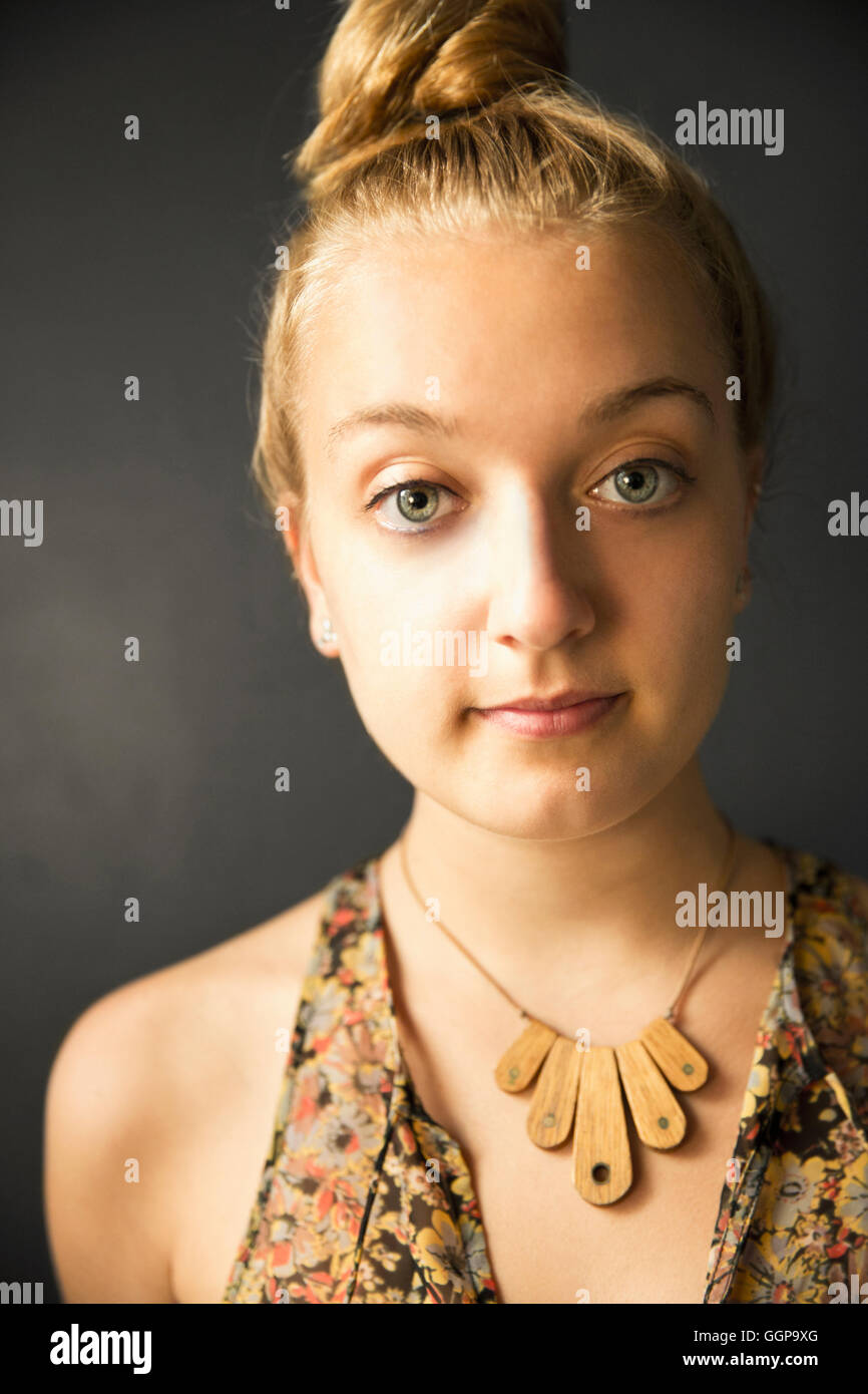 Close up di soggetti di razza caucasica donna che indossa collana Foto Stock