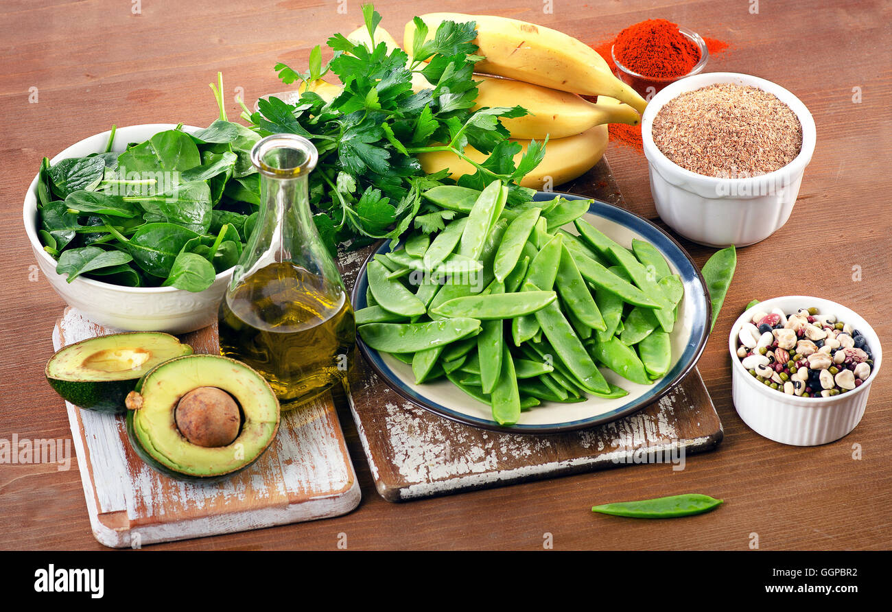 Gli alimenti più in alto in vitamina K su una tavola di legno. Mangiare sano. Vista superiore Foto Stock