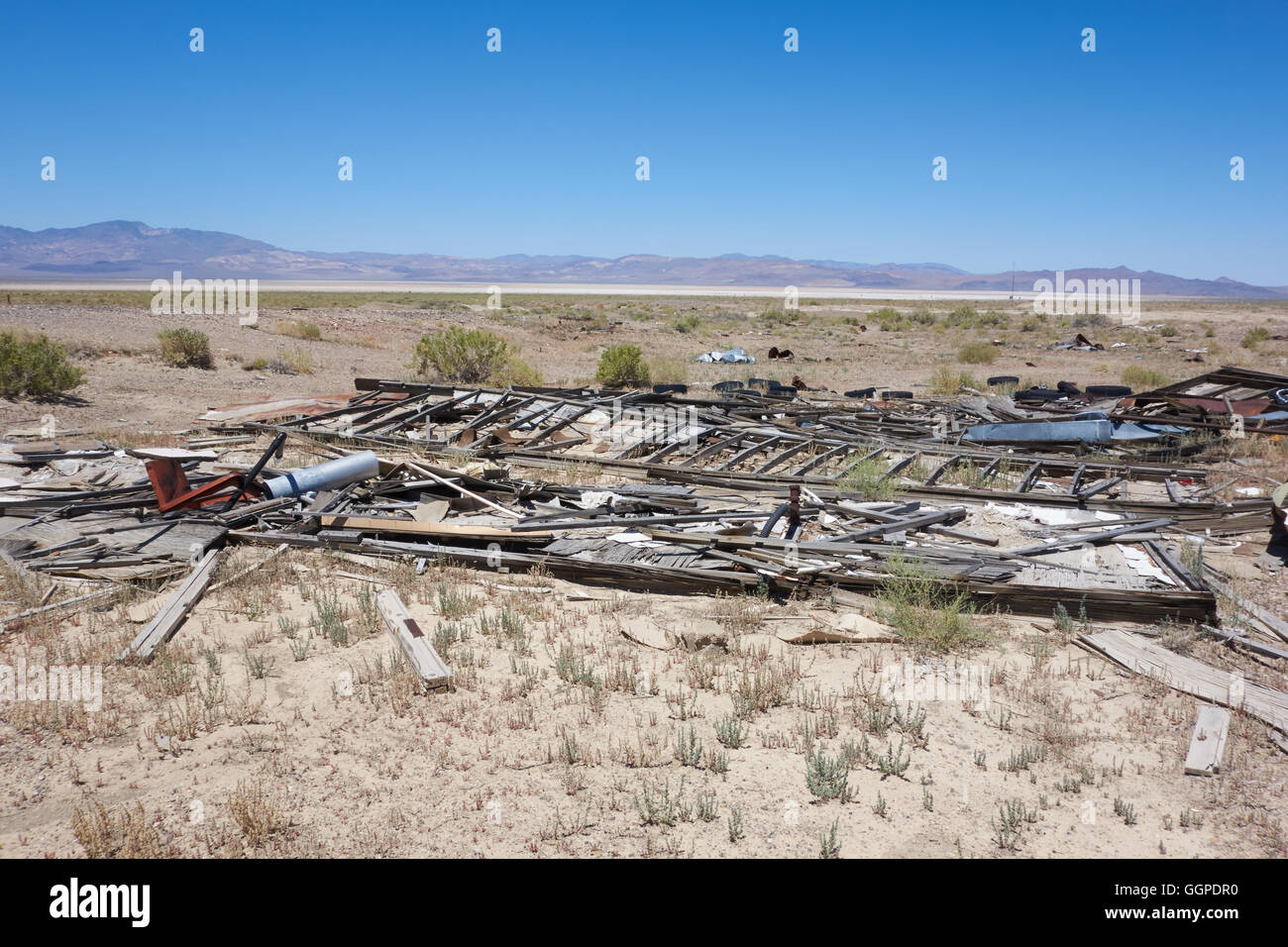 Costruzioni abbandonate lungo la strada in regione desertica. Stati Uniti d'America Foto Stock