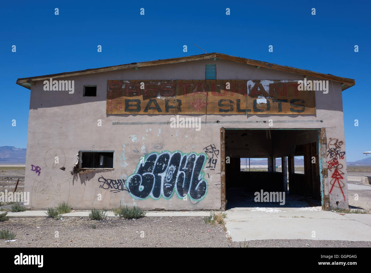 Costruzioni abbandonate lungo la strada in regione desertica. Stati Uniti d'America Foto Stock