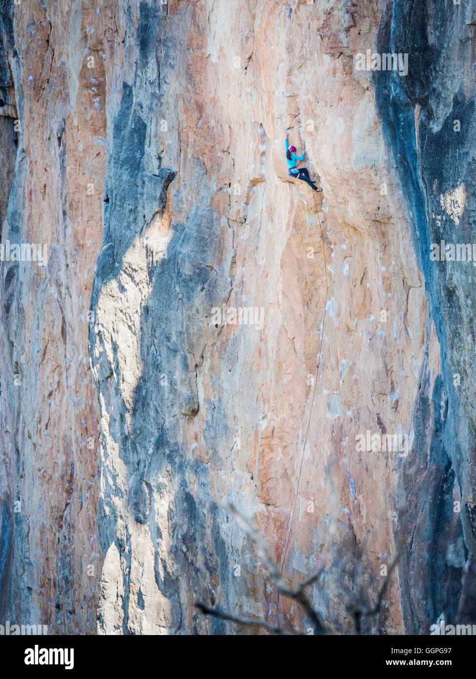 Razza mista ragazza rock climbing Foto Stock